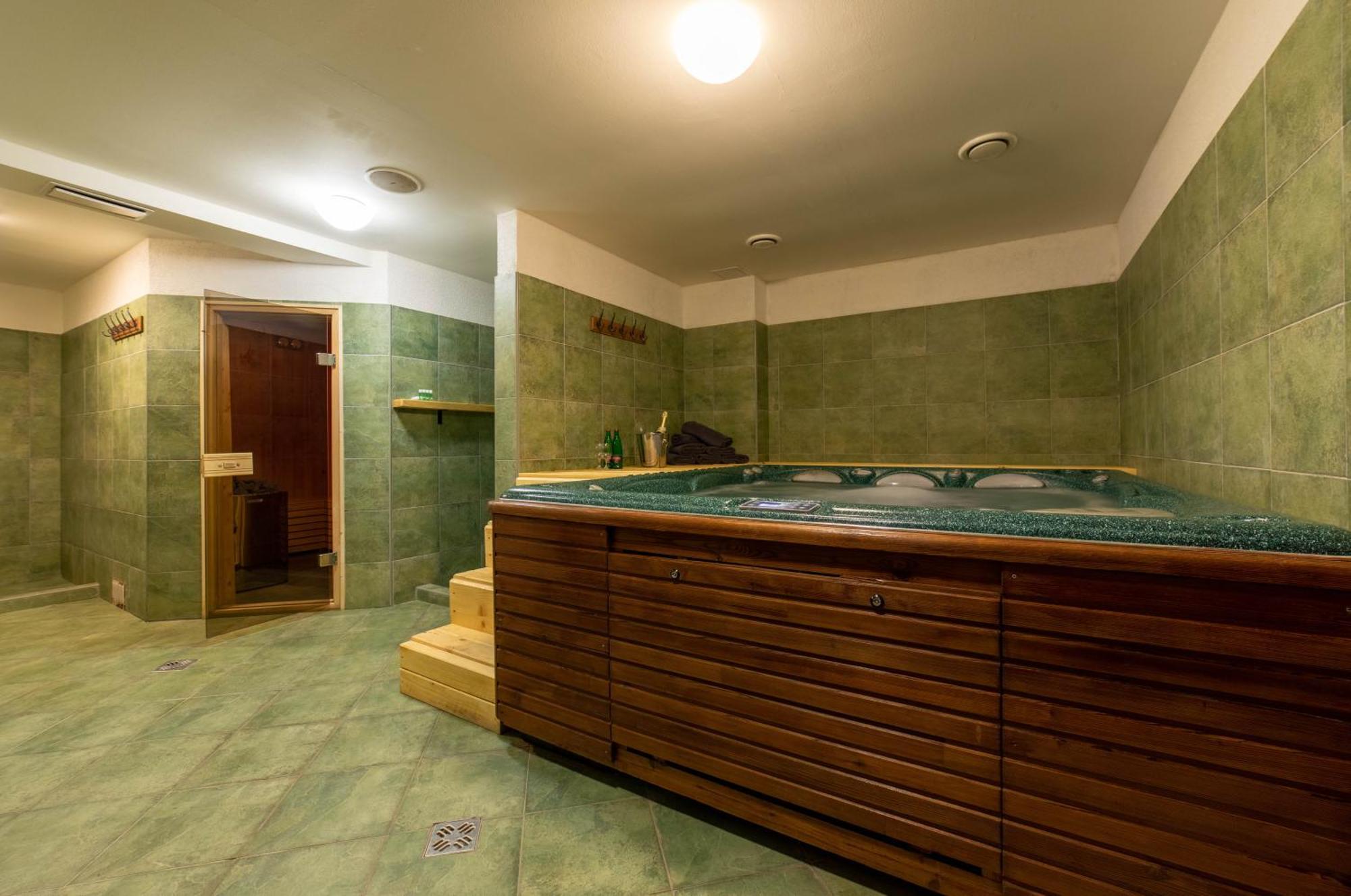 Hotel Liptov Holiday *** Liptovsky Trnovec Bagian luar foto