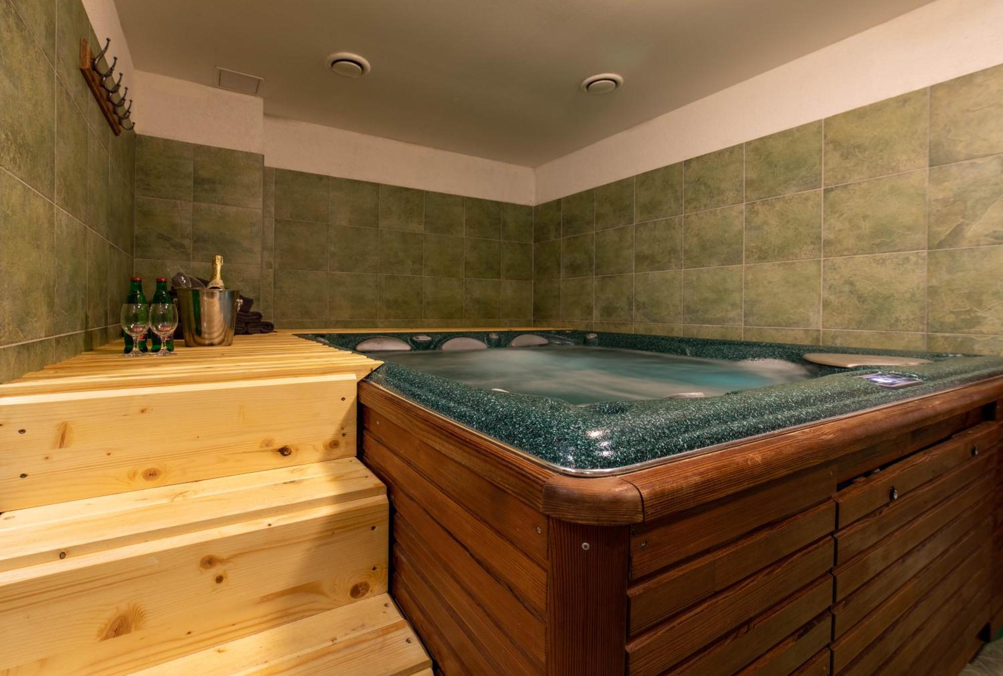 Hotel Liptov Holiday *** Liptovsky Trnovec Bagian luar foto