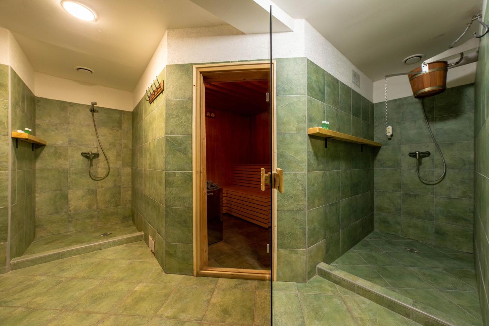 Hotel Liptov Holiday *** Liptovsky Trnovec Bagian luar foto