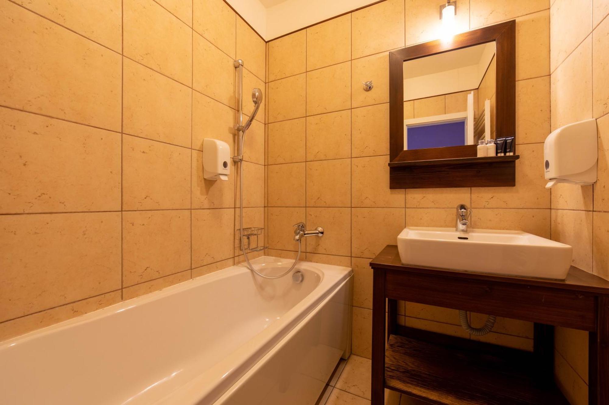Hotel Liptov Holiday *** Liptovsky Trnovec Bagian luar foto