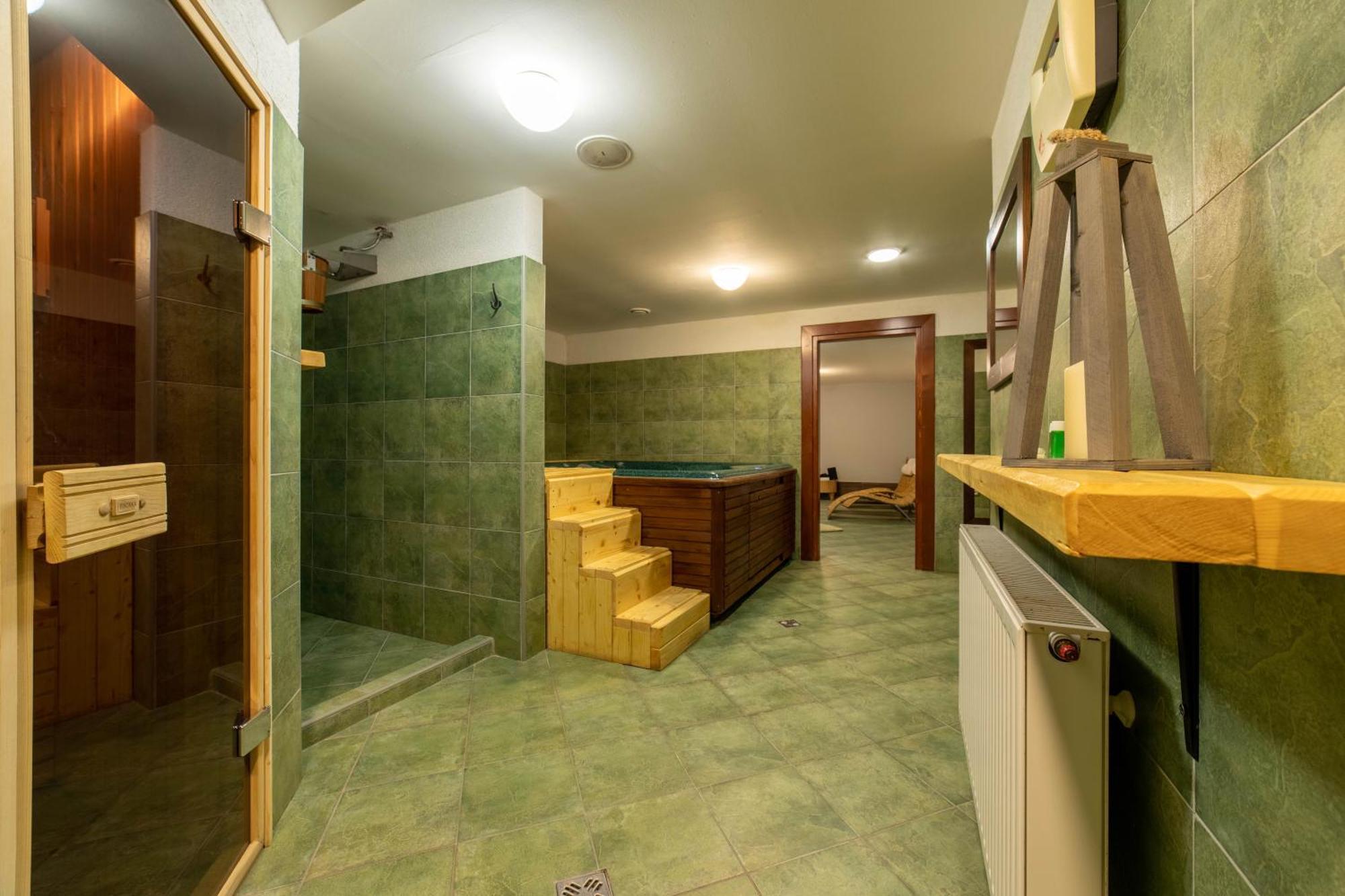 Hotel Liptov Holiday *** Liptovsky Trnovec Bagian luar foto